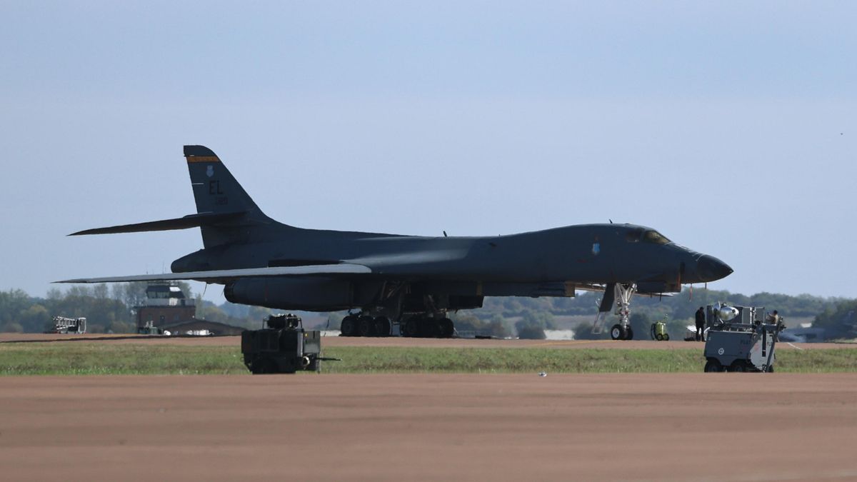 Retira todos los bombarderos de la base aérea británica que fue objeto de un supuesto intento de atentado
