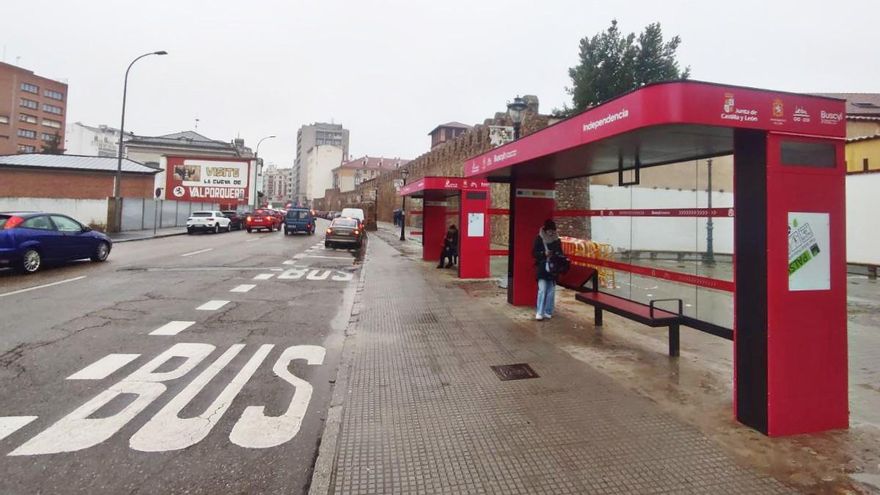 La Junta prioriza un pacto con León capital para el nuevo mapa de autobuses del alfoz y coloniza las marquesinas