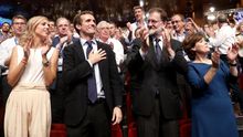 Casado se toca el pecho mientras el congreso del PP le aplaude