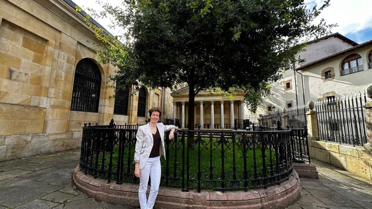 Sonia Pérez Ezquerra, junto a la Casa de Juntas y el Árbol de Gernika.