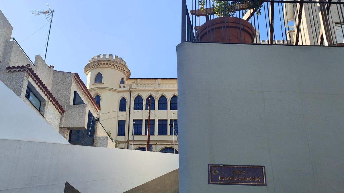 Fachada del colegio desde el Paseo de Las Escuelas Pías.