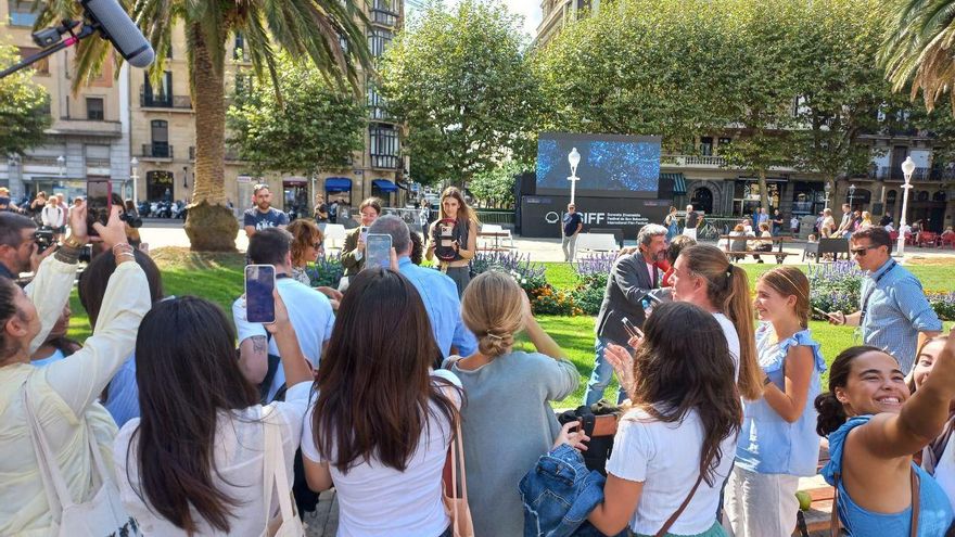 Un grupo de chicas espera al actor Miguel Herrán a su llegada a Donostia
