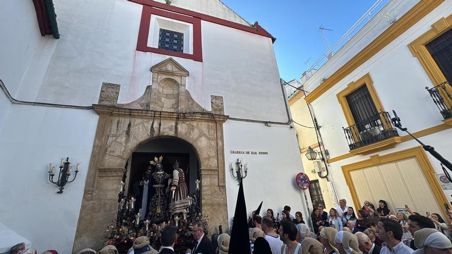 Jesús del Perdón sale del templo.