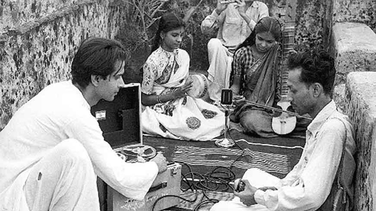 Deben Bhattacharya, en uno de sus viajes etnomusicales.