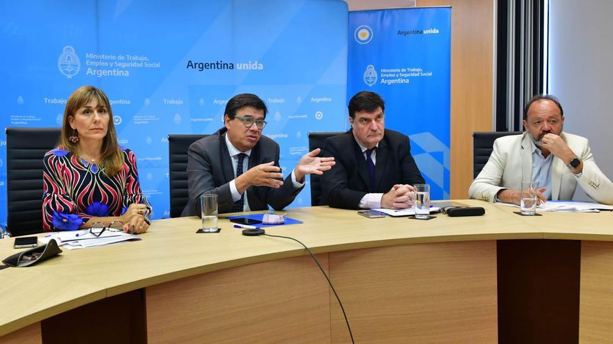 Oficializan suba del salario mínimo en un 45 por ciento en 4 tramos