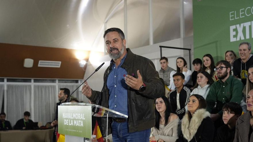 El presidente de Vox, Santiago Abascal, participa en un mitin, a 21 de noviembre de 2025, en Navalmoral de la Mata, Cáceres, Extremadura (España).