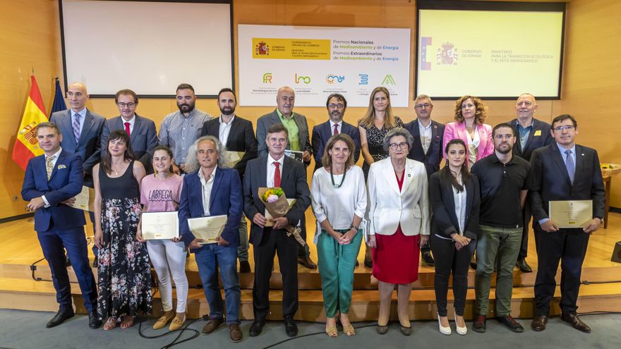 Pedro García, director de ANSE (cuarto, izq.) posa junto al resto de galardonados al Premio Extraordinario de Medioambiente del MITECO