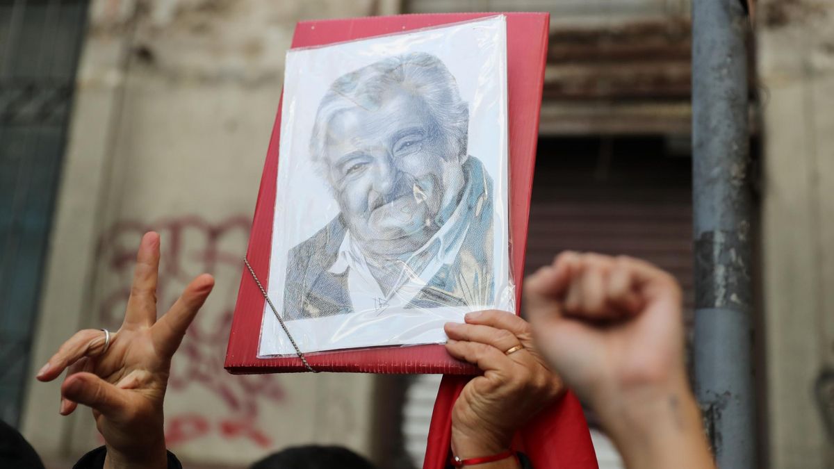 Una persona sostiene un retrato durante el cortejo fúnebre del expresidente uruguayo José Mujica este miércoles