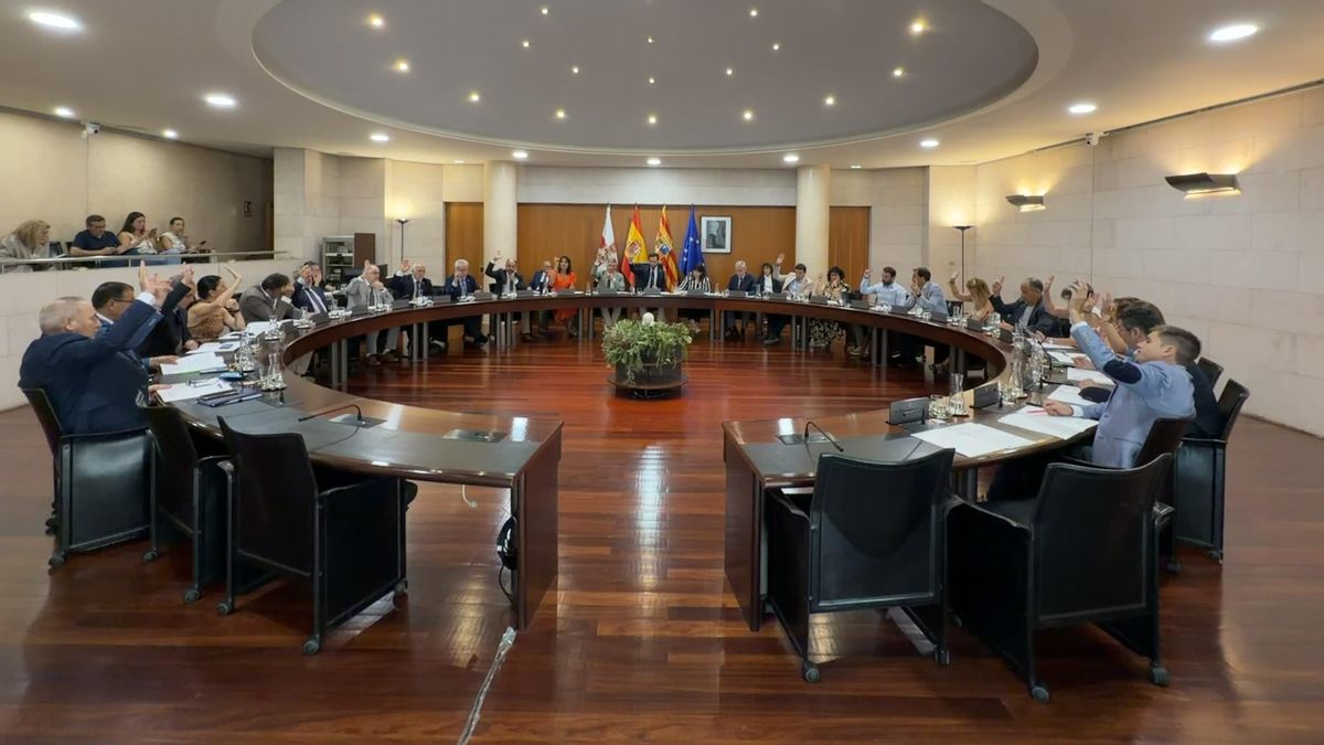 El PSOE se va del pleno de la Diputación de Huesca tras acusar al presidente de «reírse» cuando recordaban a Maricarmen