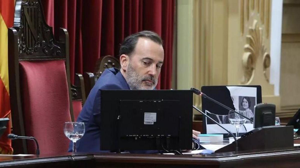 El presidente del Parlament balear, Gabriel Le Senne (Vox), junto a la foto que rompió de Aurora Picornell