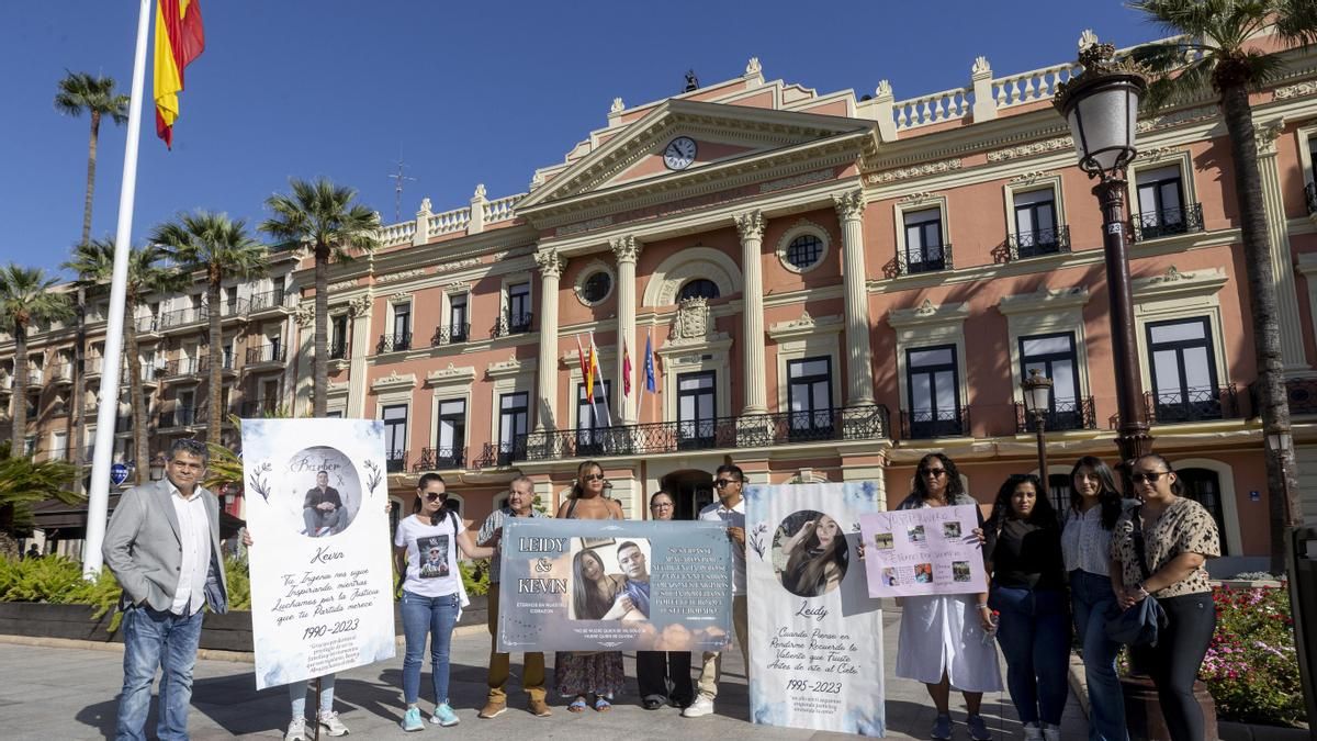 Familiares de las víctimas este lunes a las puertas del Ayuntamiento de Murcia