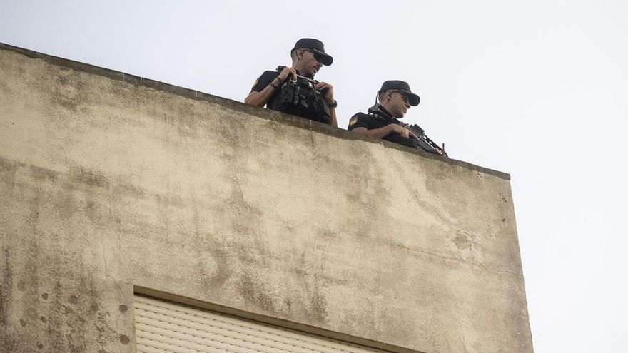 Dos agentes de la Policía Nacional a 2 de septiembre de 2026, en Ceuta