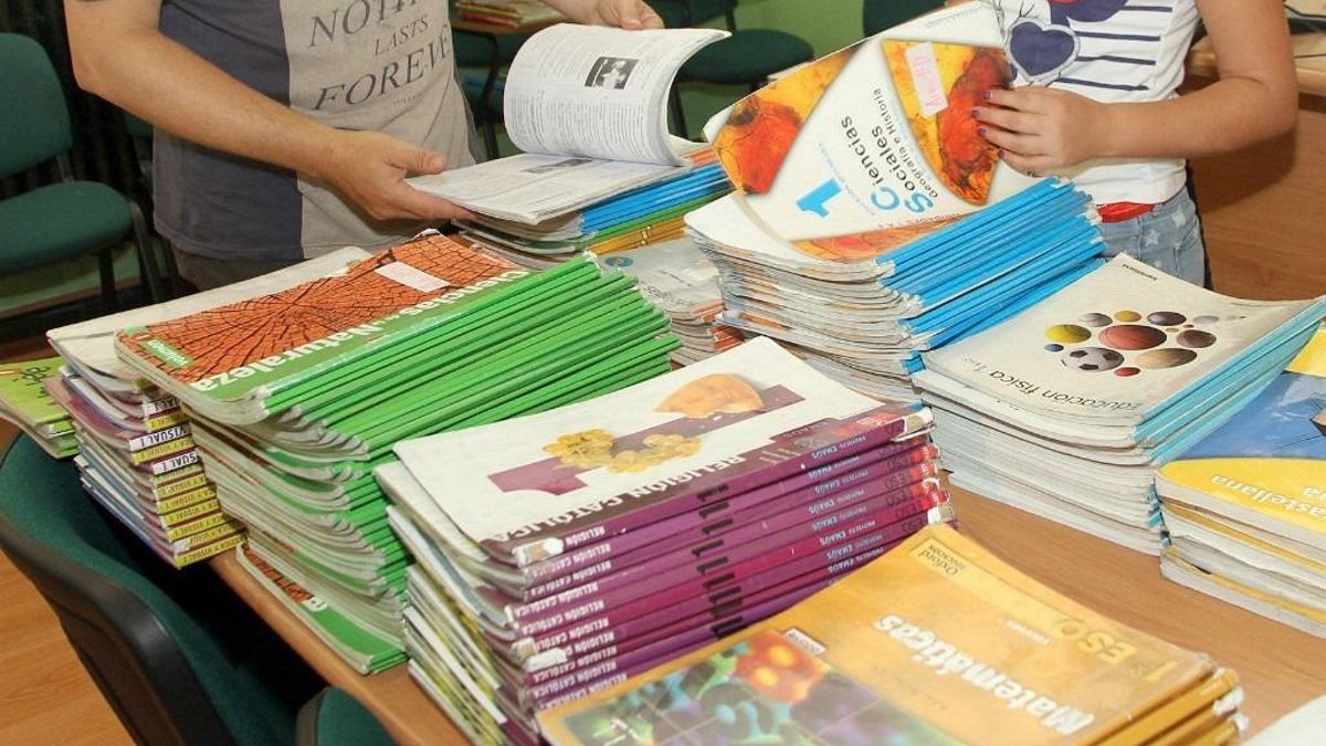 Imagen de archivo de libros de texto escolares.