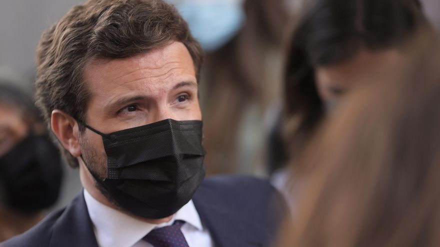 El líder del PP, Pablo Casado, en las inmediaciones del Congreso donde se celebra una sesión de control al Gobierno, a 26 de mayo de 2021, en el Congreso de los Diputados, Madrid, (España).
