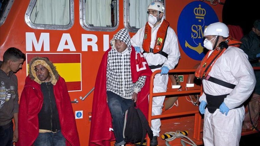Llegan al puerto de Motril 16 de 71 inmigrantes rescatados en el mar de Alborán