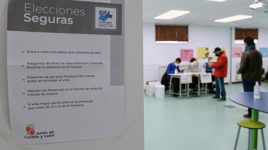 Un cartel informa de las medidas de seguridad para votar, en un colegio electoral en Valladolid