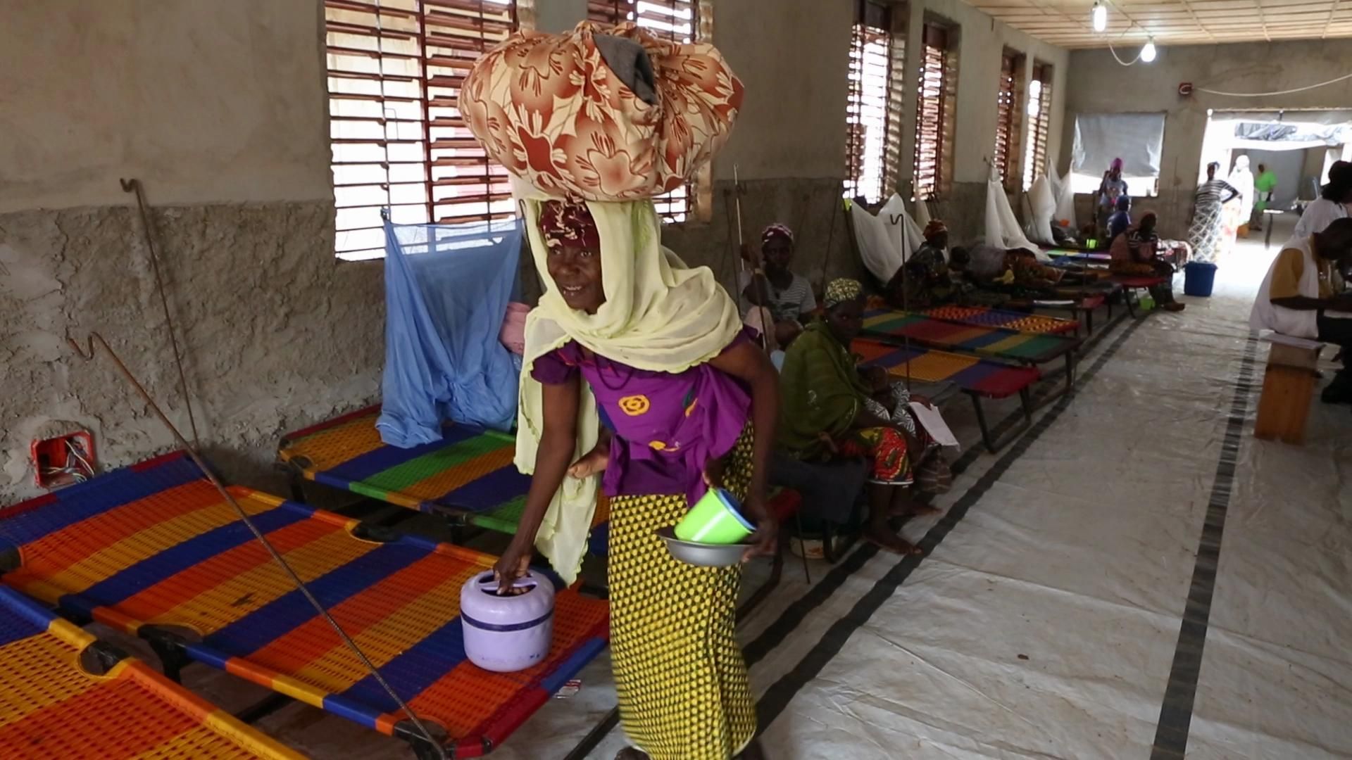 Hoy, Aichatou ha sido dada de alta y la abuela Zaha se la lleva a casa. Ahora, la niña seguirá el tratamiento para la desnutrición de forma ambulatoria, sin necesidad de estar ingresada en el hospital. “Me dan dado tratamiento para que lo siga en casa durante una semana y luego me han dado cita para ir cada semana”, explica Zaha./ Fotografía: MSF
