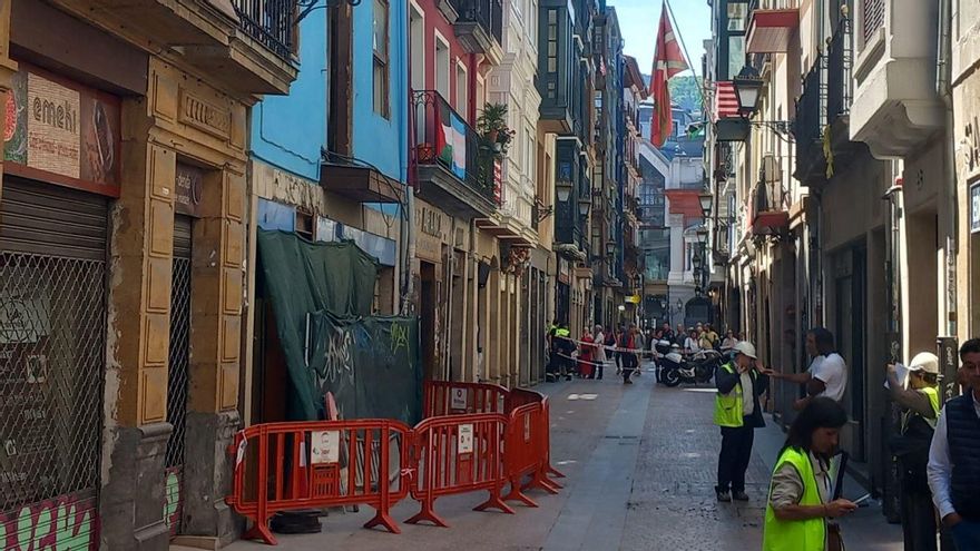 El edificio del Casco Viejo de Bilbao que se ha derrumbado este jueves, protegido por vallas de Policía