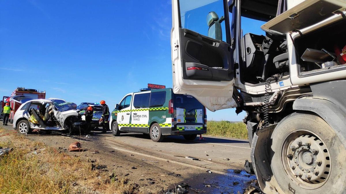 Tres personas han fallecido este jueves en una colisión frontal entre un camión y un vehículo en la A-131, en el término municipal de Chalamera (Huesca). EFE/DGT