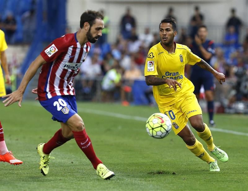 El defensa del Atlético de Madrid Juanfran Torres (i) pelea un balón con Jonathan Viera. Efe/Sergio Barrenechea