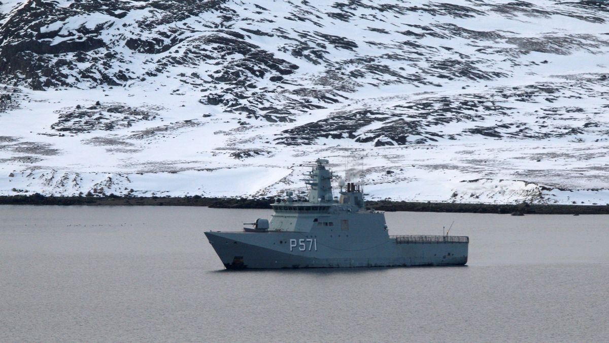 Fotografía que muestra una patrullera clase Knud Rasmussen de la Marina Real Danesa, fondeada frente al puerto de Nuuk (Groenlandia).
