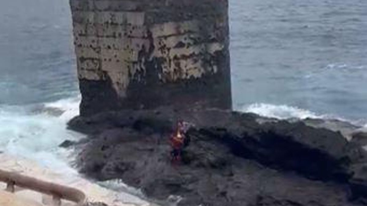 Salvamento rescata a dos bañistas en apuros junto al antiguo pescante de Hermigua