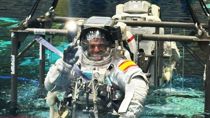 El astronauta leonés Pablo Álvarez se sumerge por primera vez en la piscina de la NASA