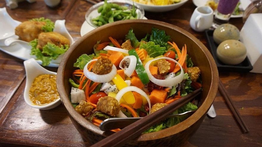 Ni yogur ni kéfir: este es el alimento lleno de probióticos que te ayudará a evitar la hinchazón abdominal en verano