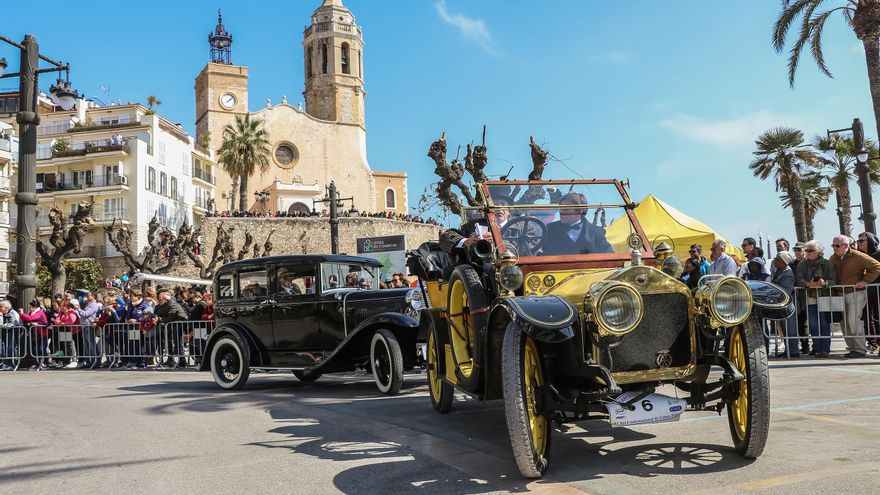 Si visitas Sitges este fin de semana te encontrarás con estos coches de época que aún funcionan