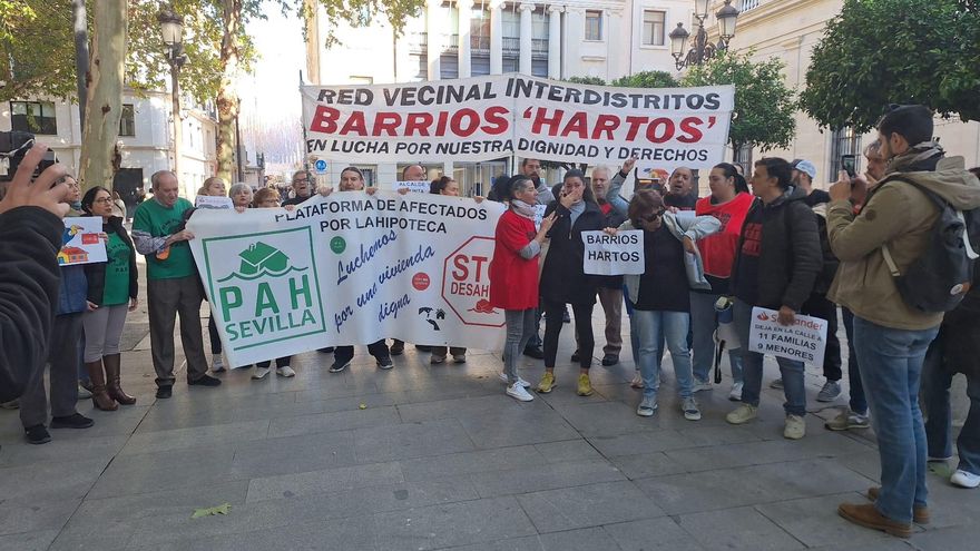 Protesta a las puertas del Consistorio por este desalojo en Palmete.