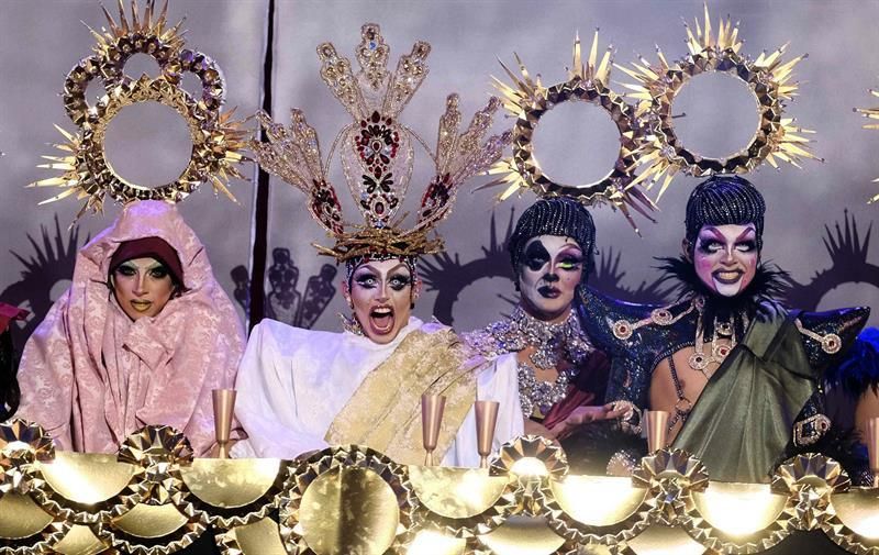 Drag Shetlas (2i) durante su actuación en la gala de elección Drag Queen 2018 en la que entregó su trono.