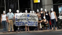 Acción del colectivo Yo Sí, Sanidad Universal contra el INSS este 6 de julio. | Yo Sí Sanidad Universal.