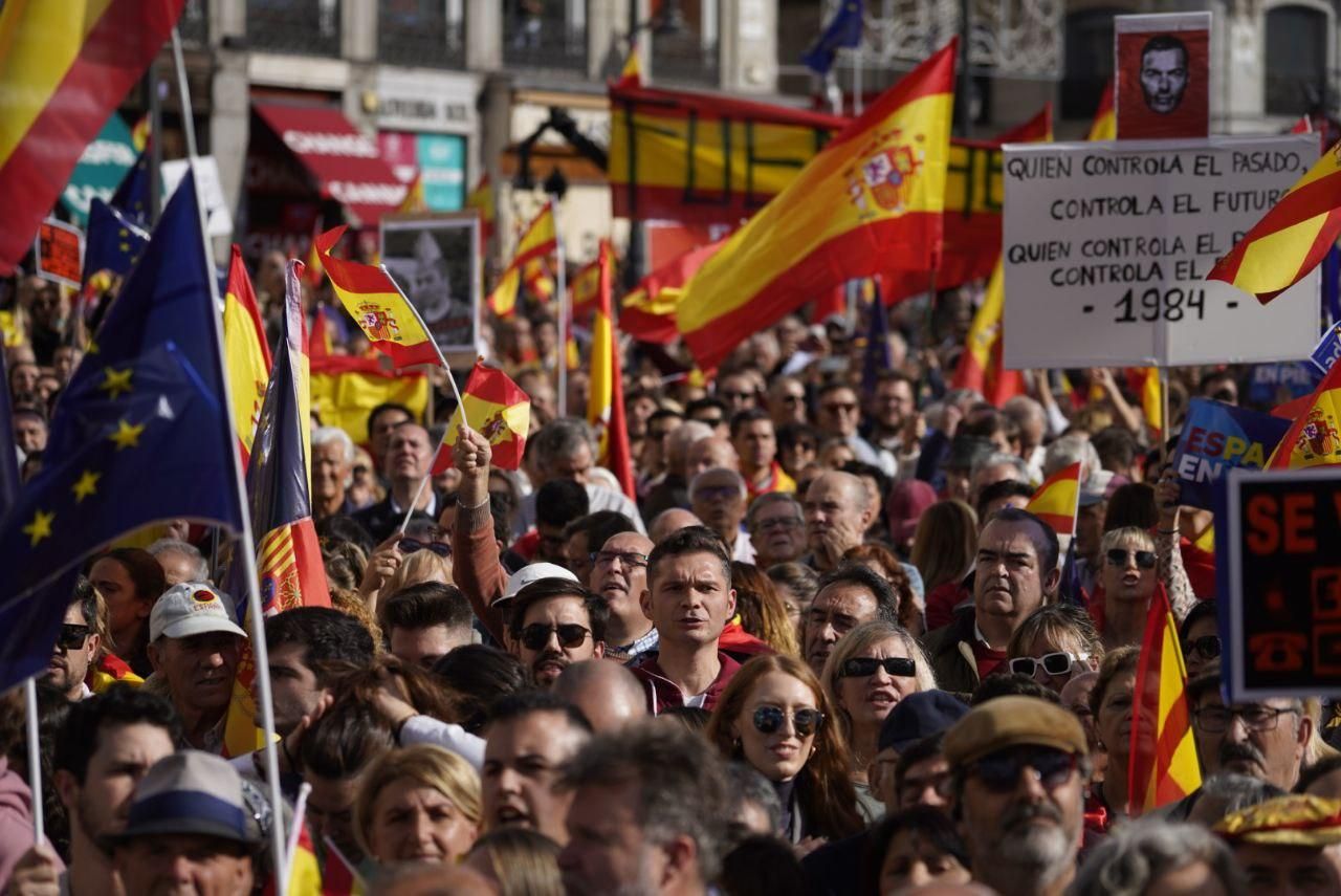 Varias pancartas durante la concentración en la Puerta del Sol.
