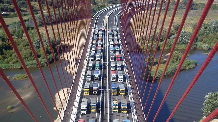 Muere un joven de 26 años al caerse de un puente al que subió para crear contenido para redes sociales en Talavera de la Reina