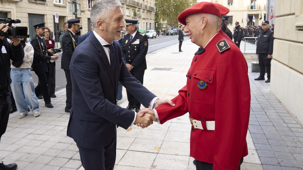 Víctor Gutiérrez, intendente de la Ertzaintza en Vitoria, saludando al ministro