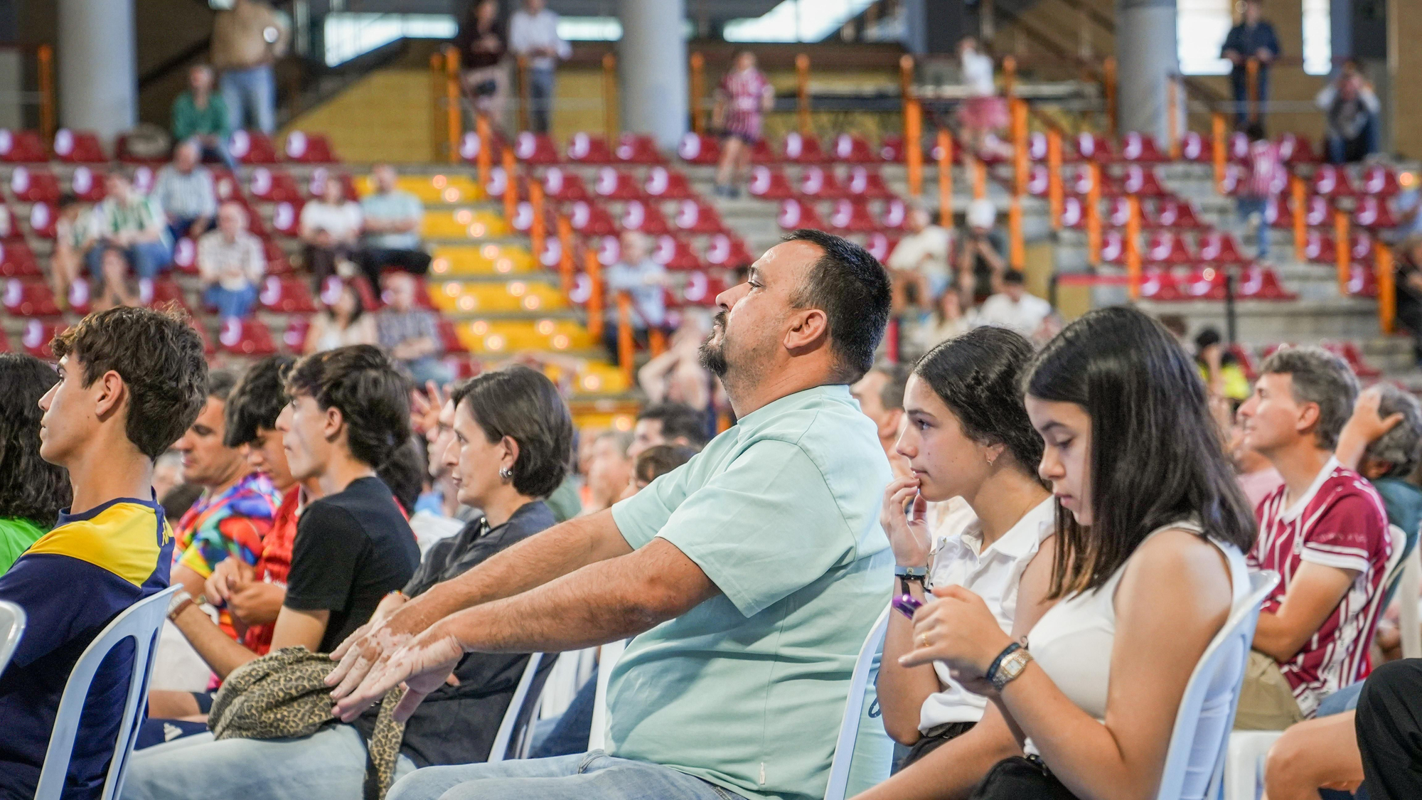 Aficionados del Coto Córdoba celebran frente a la pantalla gigante el ascenso de categoría