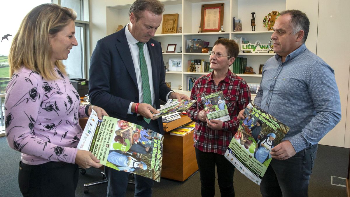 El Consejero De Desarrollo Rural, Ganadería, Pesca, Alimentación Y Medio Ambiente, Guillermo Blanco, Presenta El Cartel De La Feria De La Alubia, Junto Al Alcalde De Cabezón De La Sal, Víctor Reinoso.