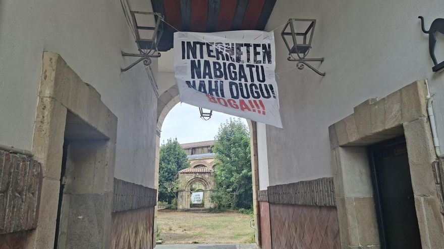 "Queremos navegar en Internet", reza en euskera una de las pancartas