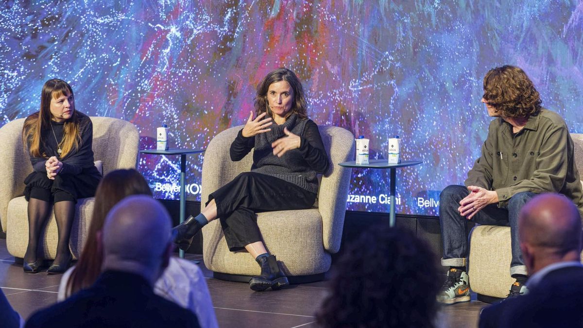 En la imagen la comisaria Antonia Folguera (izqda), junto a los miembros del estudio Desilence, Tatiana Halbach y Sören Christensen.
