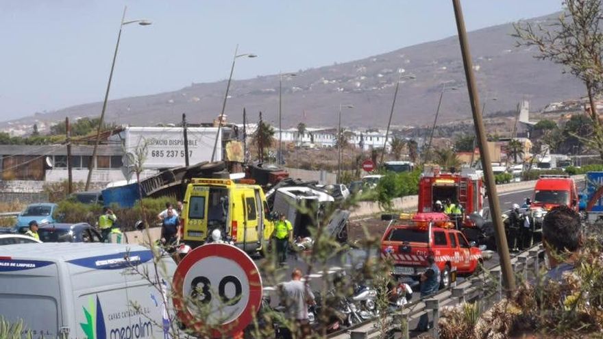 FOTOGALERÍA | Colapso en la TF-1 por el brutal accidente de un camión que ha dejado una mujer fallecida y dos heridos graves