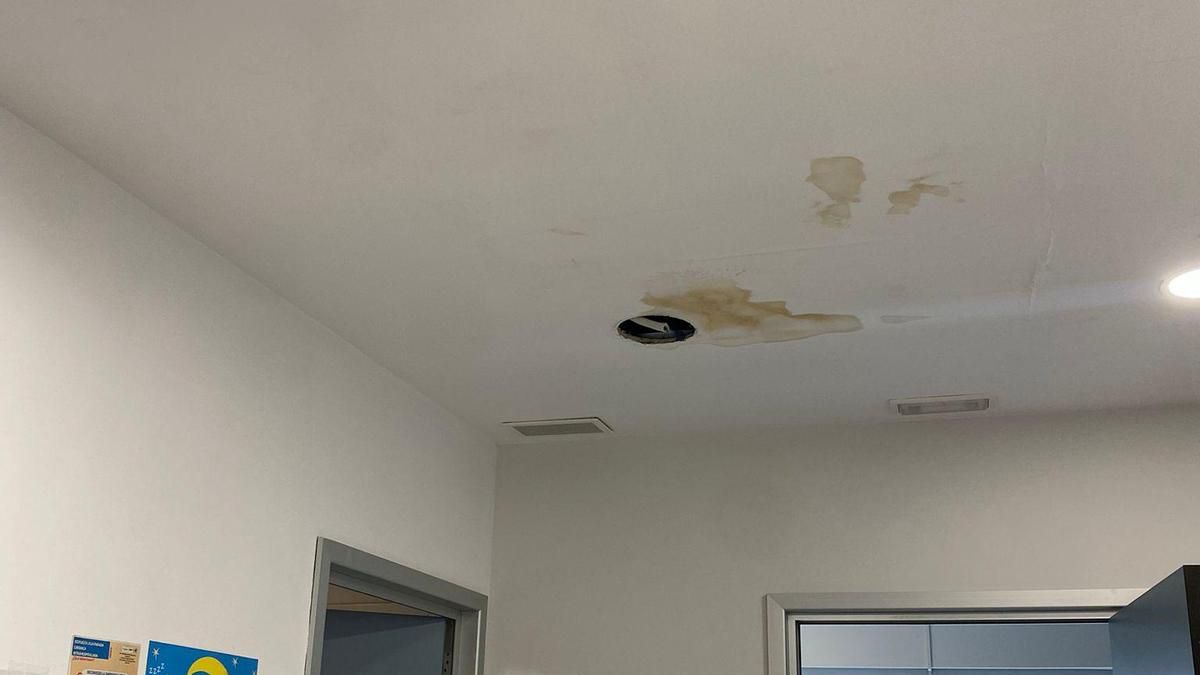 Moho en las paredes, techos con cableado y calderos en el suelo de las consultas de Neurofisiología: así lo denuncia CSIF La Rioja