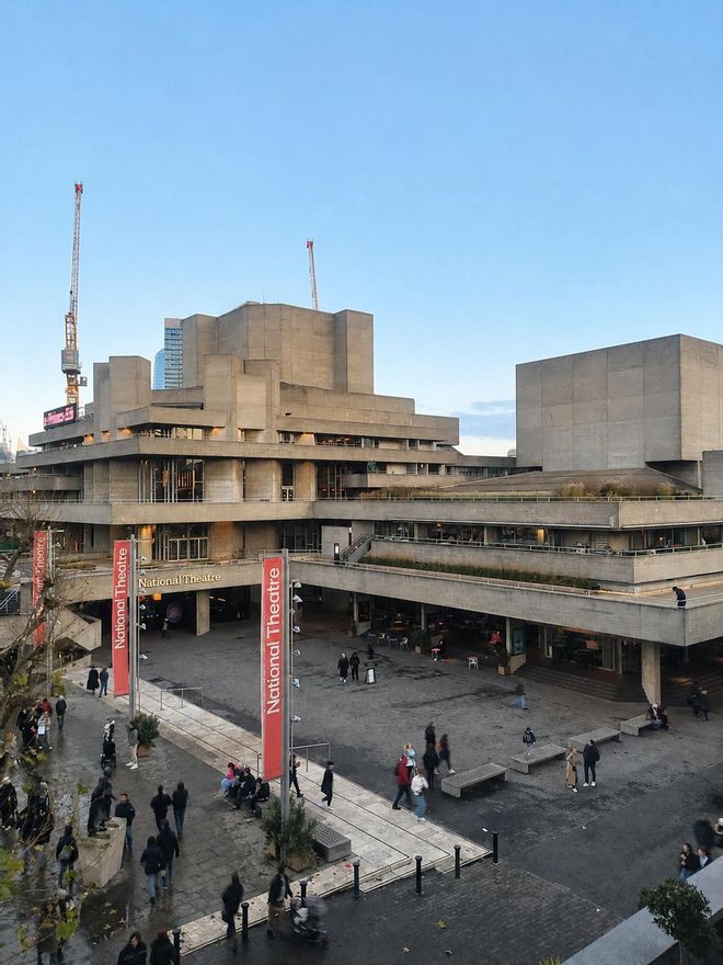 Durante años, el National Theatre fue criticado por su dureza, pero el tiempo lo ha convertido en uno de los espacios más vivos de Londres.