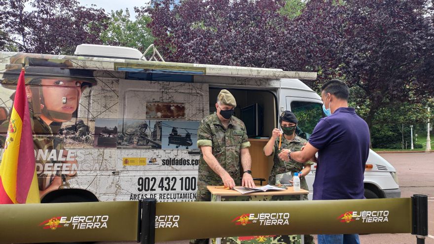 El Ejército y la Guardia Civil reclutan jóvenes en las calles vascas por vez primera en cuatro décadas
