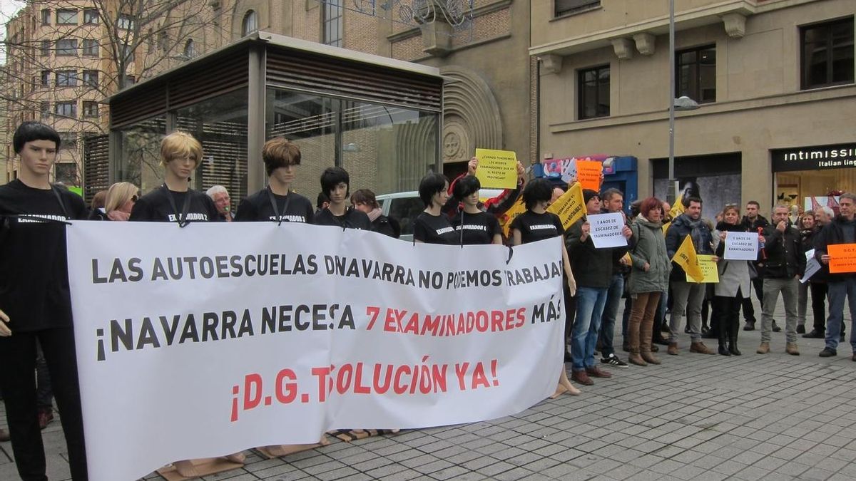 La Asociación Provincial de Autoescuelas de Navarra se concentra para reclamar siete examinadores más