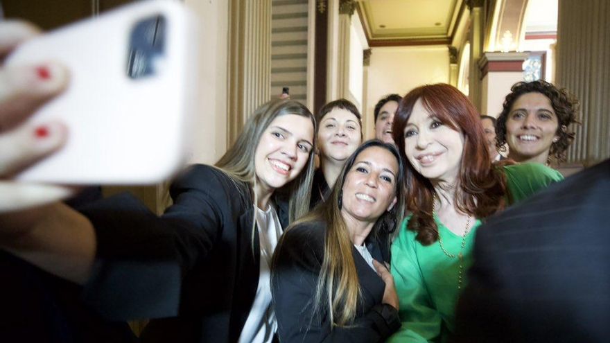 Cristina Kirchner volvió a apuntar contra Milei: "Están jugando con la mesa de los argentinos"