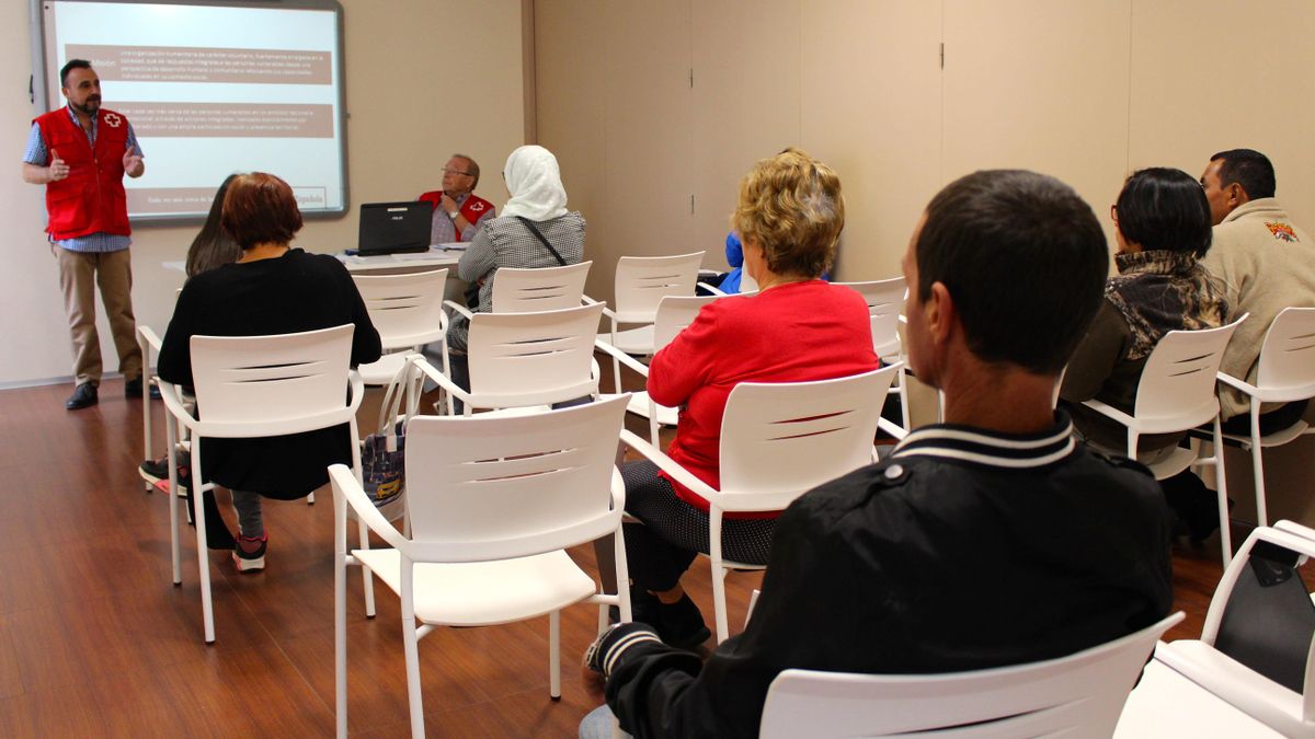 Imagen de un taller de Cruz Roja sobre medidas de ahorro energético.