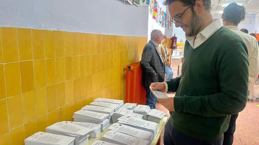 El candidato de Ciudadanos a la Alcaldía de Valladolid, Pablo Vicente, ejerciendo su derecho a voto este 28M.