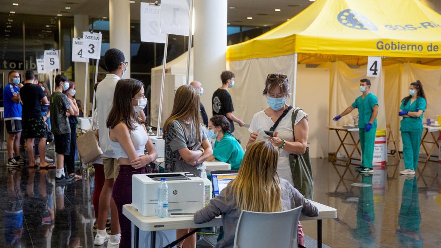 Las personas vacunadas contra la COVID contagian menos