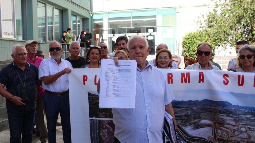 “Respiramos veneno y les da igual”: Denuncian décadas de “inacción” política en los suelos contaminados de Cartagena