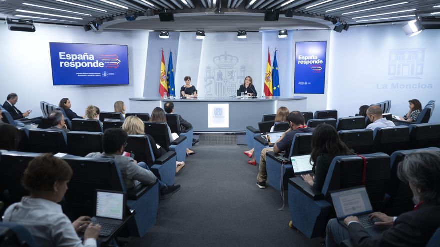 La ministra Portavoz, Isabel Rodríguez (i), y la vicepresidenta tercera y ministra para la Transición Ecológica y el Reto Demográfico, Teresa Ribera, comparecen en una rueda de prensa posterior al Consejo de Ministros Extraordinario, en La Moncloa.